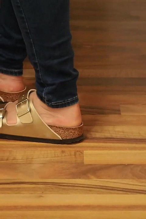 Jeans dan Gold Two-Strap Sandals - Mengusik Kaki Nilon