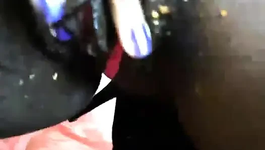 Yaramaz kız pizzanın üstüne işiyor