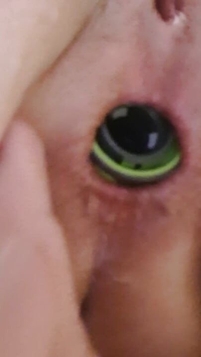 I secretly stuck my neighbor's hose connector up my hungry ass...