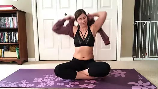 Lisa Brooks - une MILF amateur fait son entraînement de yoga à poil