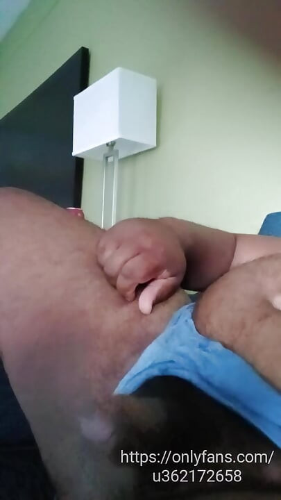 Papaizão doido em um quarto de hotel