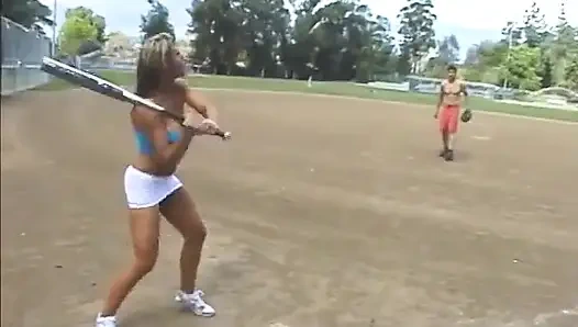 Cewek hot rambut pirang ini dicrot di muka setelah dientot habis-habisan