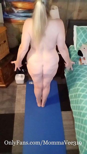 ¡Yoga desnudo temprano en la mañana con milf caliente!