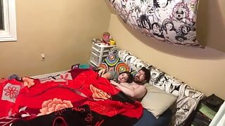 पति बिस्तर से पहले पत्नी की चूत चोदता है