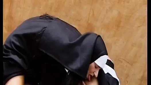 Fetish ffm si tante seksi jerman rambut cokelat dientot habis-habisan sampai mengerang keenakan