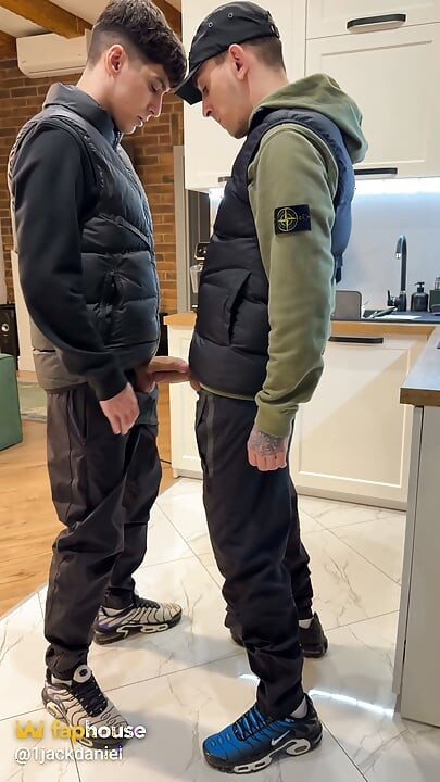 Kom tillbaka från utsidan och tömde fulla kukar på svarta byxor
