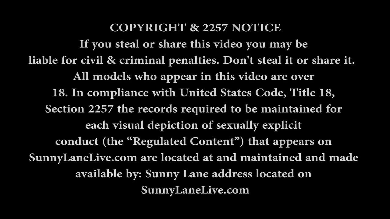 Sunny Lane đào tạo chơi hậu môn với Vicky Vette