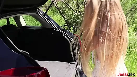 Bir kıza yardım etmeye her zaman hazırım! Amcık yolda herkesin içinde sikişiyor Jessijek