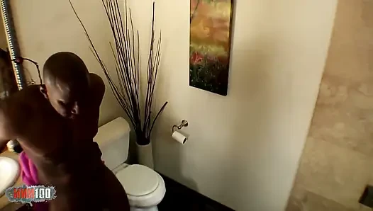 Cewek imut rambut pirang ini suka banget sama kontol besar pria kulit hitam