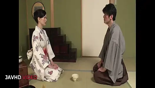 Istri Jepang dewasa menikmati threesome penetrasi ganda yang intens