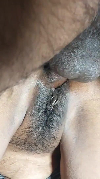 インドの熟女は部屋で荒いセックスをし、creampiedます | クリップ 1