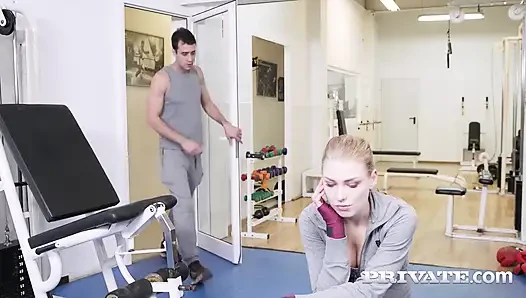 Ханна Vivienne принимает жесткую долбежку в спортзале