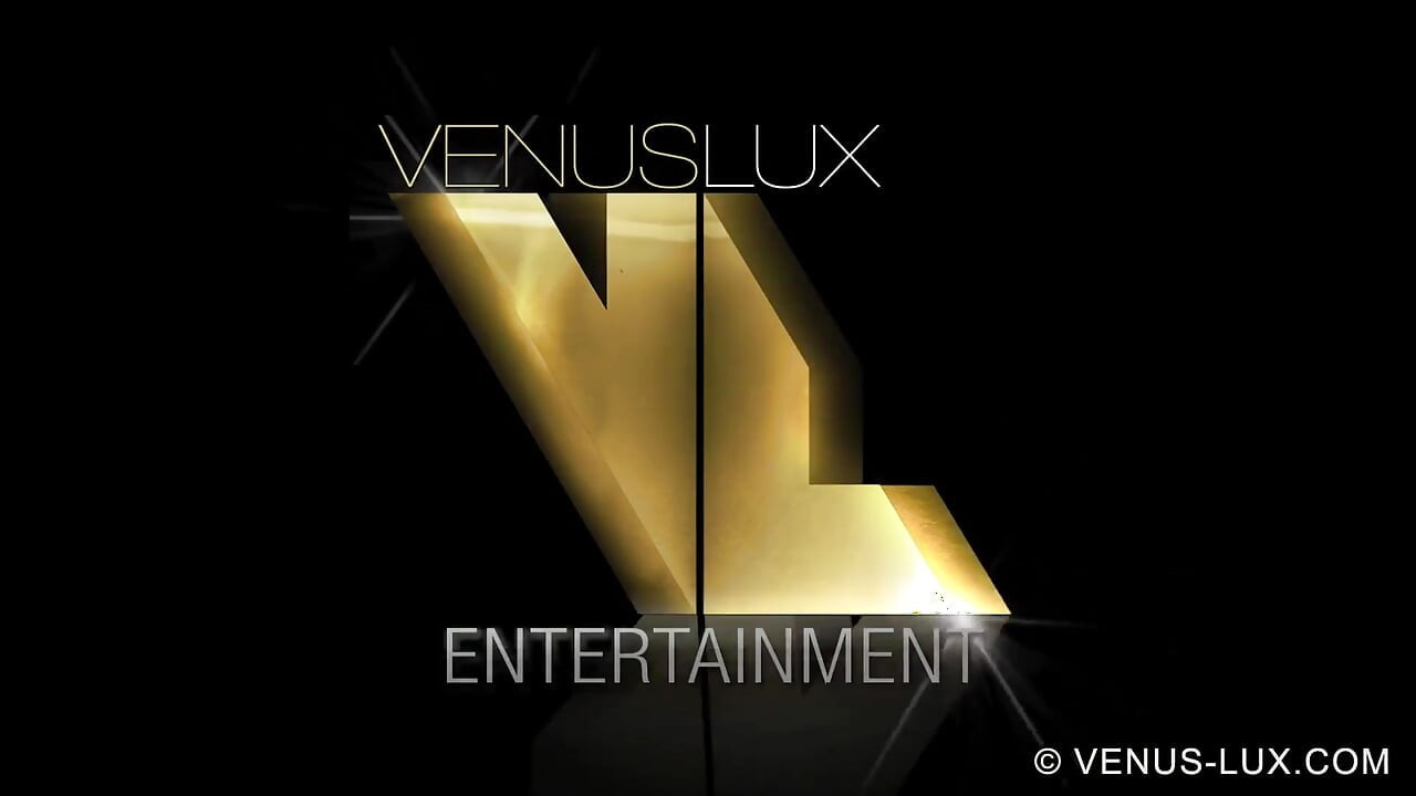 Venus Lux duro no trabalho com Kayleigh Cox