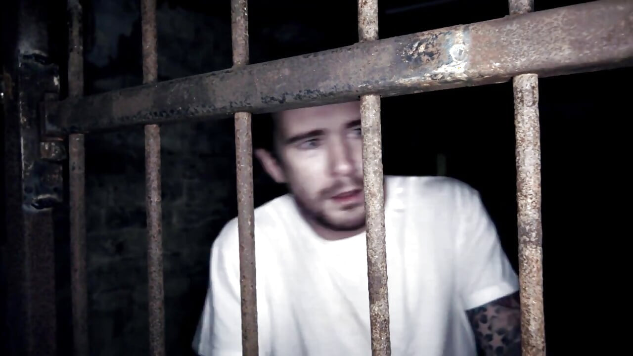 Zenci orta yaşlı seksi kadın ve Fransız erkek arkadaşı mastürbasyon yaparken eğleniyor
