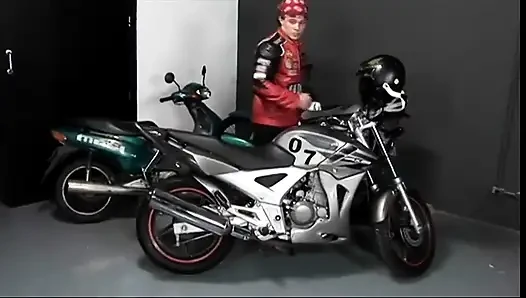 Schwarzes küken bläst biker in der garage
