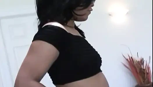 Черная киска трахается, сосет большой член, сосет