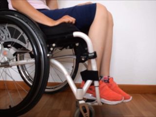 Tetraplegic cô gái được co thắt trên cả hai chân trong khi ngồi trong anh ta