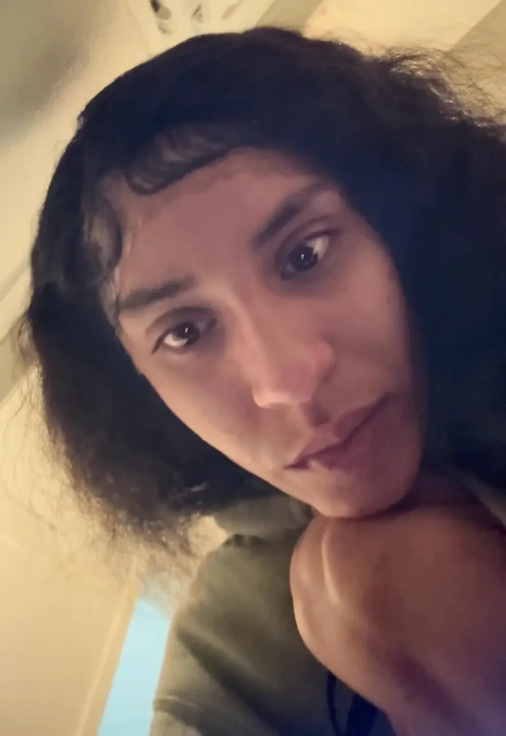 Hairy natural pussy squirting