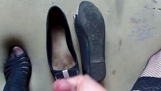 Ejaculare pe pantofi frumoși