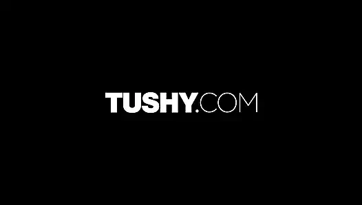 Tushy bu küçük erkek delisi seyahat ederken anal seks yapıyor