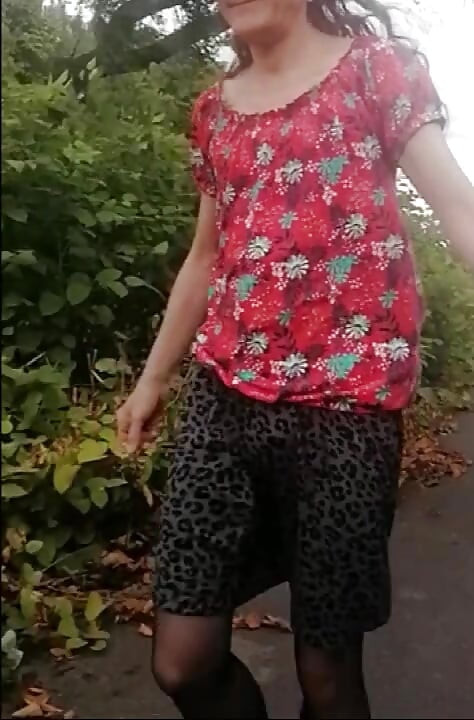 Die versaute bella macht einen heißen strip im freien und kommt