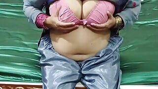 Quente indiana Shilpa Bhabhi pressionando seus peitos grandes e se masturbando por vibrador