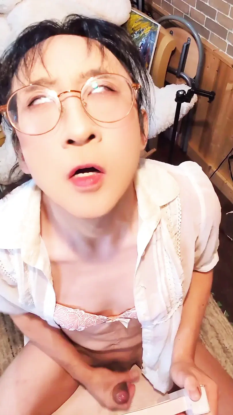 I want you to my anus. I am transgender in Japan. When you put a in your anus, you fall into pleasure like an electric shock. I couldn't stand the waves of comfort that were rising and couldn't help but scream. I want to have a pleasant anal masturbation together.