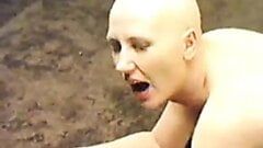 Devote schlampe - kompletne wideo z brudnym goleniem głowy