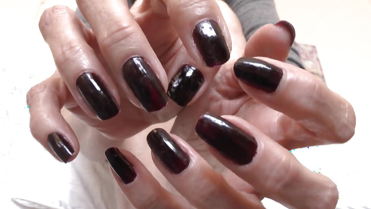 Uñas oscuras y piernas brillantes parte 1, Lady Victoria Valente