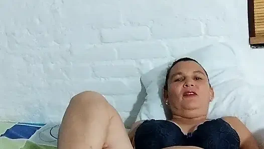 Ibu tunggal masturbasi dengan jarinya