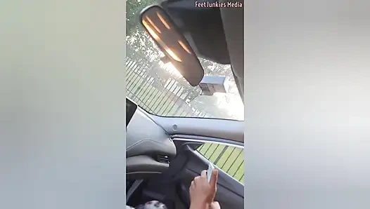 Sesi pijat kaki bintang n footjob di dalam mobil!!