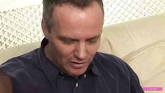 Milf macht ihren mann zum cuckold, um zuzusehen, wie sie gebohrt wird