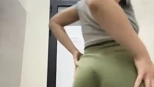 Spor salonunda aşırı sikişiyor ve fışkırtıyor