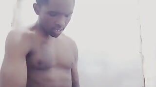 Lelaki gay bertatu hitam berseronok mandi