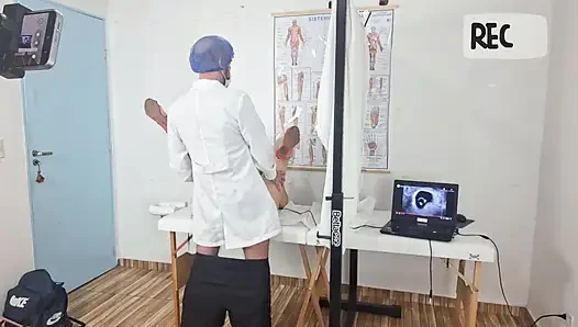 Dokter Melakukan USG pada pasien
