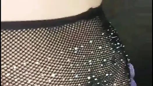 Турецкая девушка-брюнетка ублажила себя вибратором