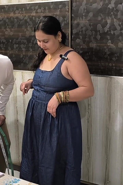 Puja Bhabhi jebanje s krojačem za besplatno šivanje haljine