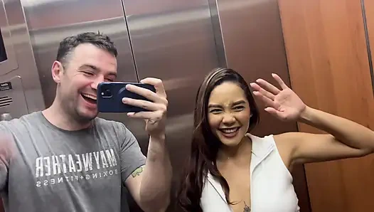 Netter amateur-kolumbianerin verdient ihren ersten amerikanischen creampie in sexy neuen dessous