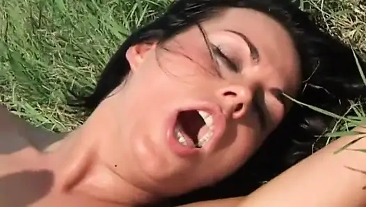 Seks Anal Pedas di Luar Ruangan