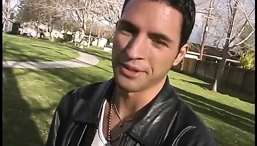 Şehvetli latin yuvarlak götünü domaltarak siktiriyor