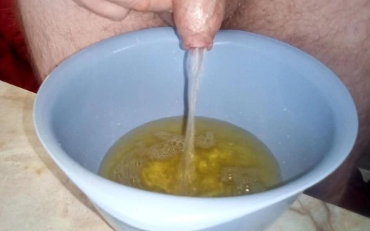 John plastik bir kaseye işerken yakın çekim