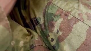 Primer video de pis! ¡Mira mientras el especialista del ejército se mete en uniforme y comienza a mojarse!