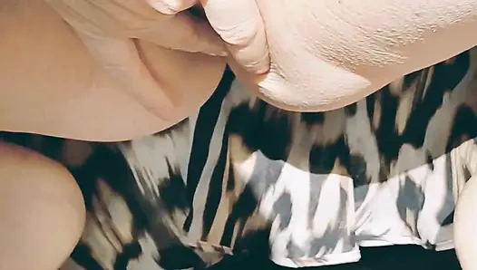 Wanita dewasa yang sange jongkok, ngentot dan fingering memeknya yang menganga