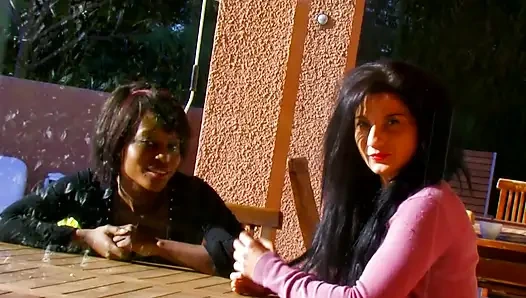 Şanslı adam iki genç sürtüğü havuz kenarında sikiyor