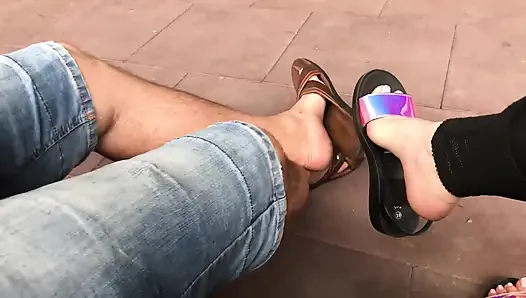 Sandal luar ruangan menjuntai & menggoda dengan alpha! Fetish kaki kotor!