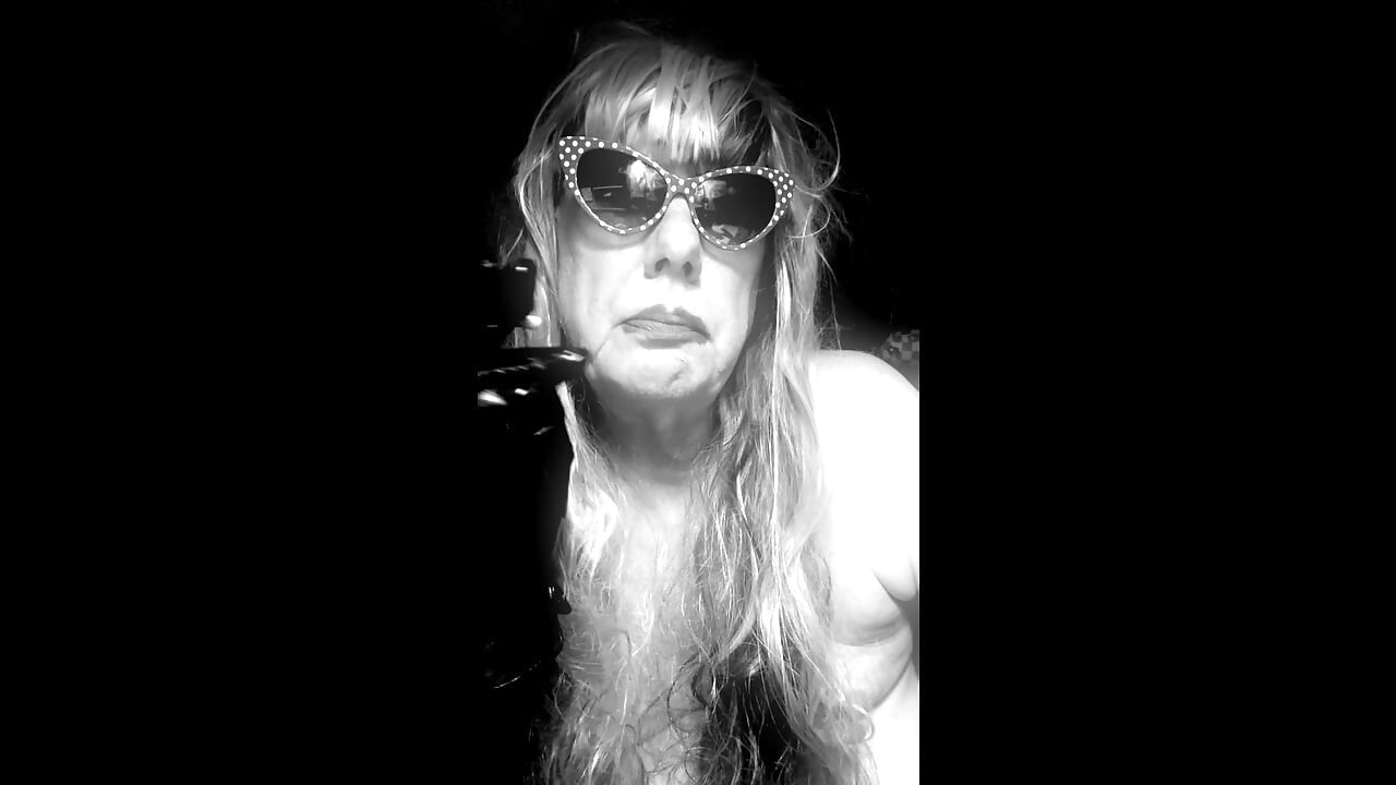 MATURE CD TS SMOKING VS120s IN HER BATHROOM