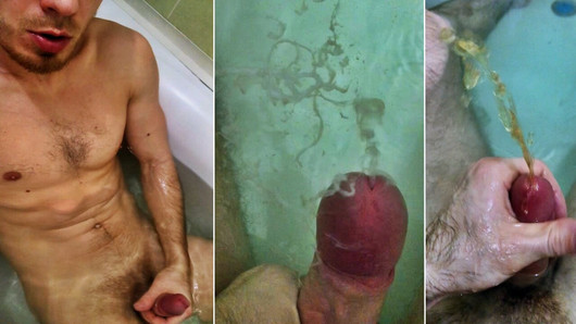 Hombre musculoso se masturba y se corre en el baño Cum bajo el agua meando