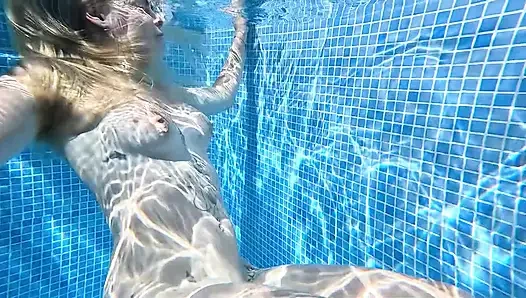 Cewek sange ini lagi asik masturbasi sambil bugil di kolam renang