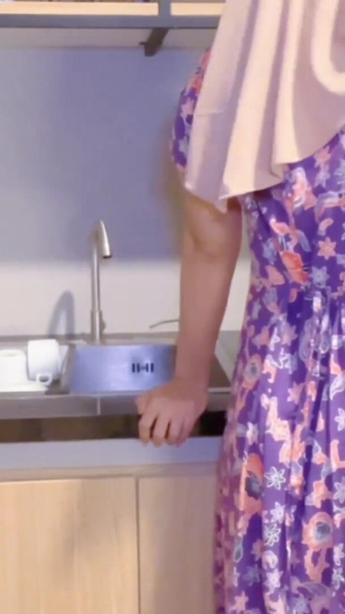 Aunty was harassed by her naughty stepnephew while cooking | Clip 1