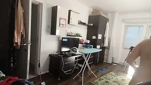 Seksi Esmer Evin Etrafında Çıplak Ev Işleri Yapıyor.